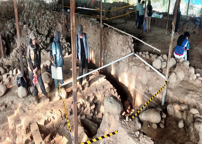 DALAM KAJIAN: Tim ekskavasi melakukan observasi pada area sektor D Situs Kumitir di Desa Kumitir, Kecamatan Jatirejo yang tertimbun batu boulder. (foto: Martda Vadetya/JPRM)