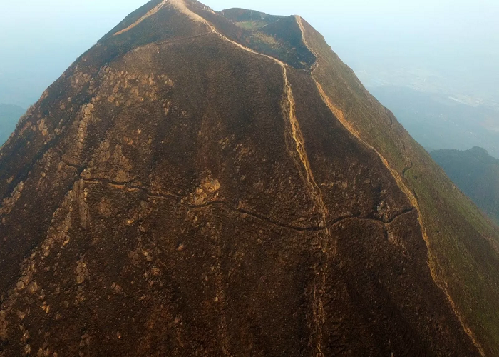 PENELUSURAN ARKEOLOGIS: Pemerintah rampung melakukan kajian arkeologis dengan metode LiDAR di kawasan cagar budaya Gunung Penanggungan akhir September lalu. (foto: dok JPRM)