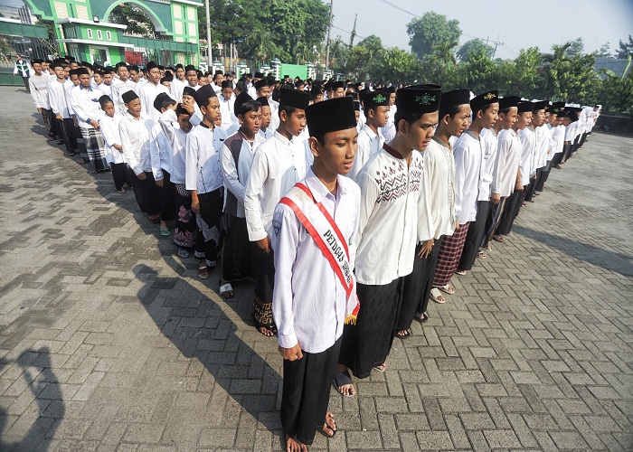 KENANG PERJUANGAN : Para santri memperingati Hari Santri Nasional (HSN) dengan mengenakan sarung, Selasa (22/10). (foto: Sofan Kurniawan/JPRM)