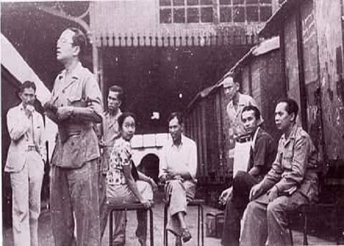 TOKOH BANGSA: Soetan Sjahrir (paling kanan) saat berada di Stasiun Mojokerto pada Maret 1947. (foto: koleksi Ayuhanafiq)