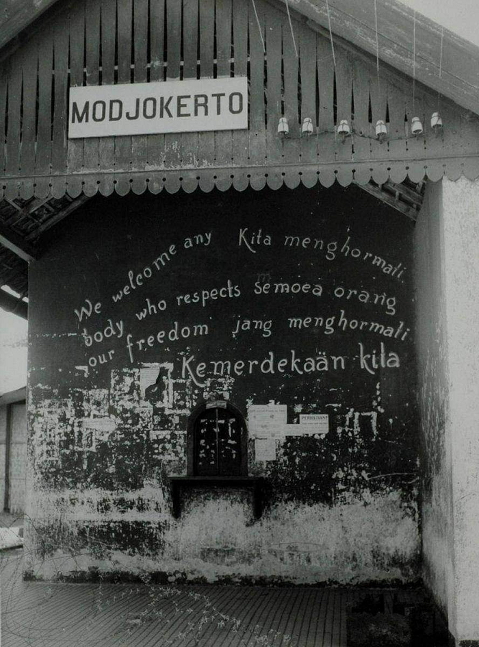 SUARA PEJUANG: Coretan di tembok Stasiun Mojokerto terkait kedaulatan kemerdekaan RI. (foto: koleksi Ayuhanafiq)