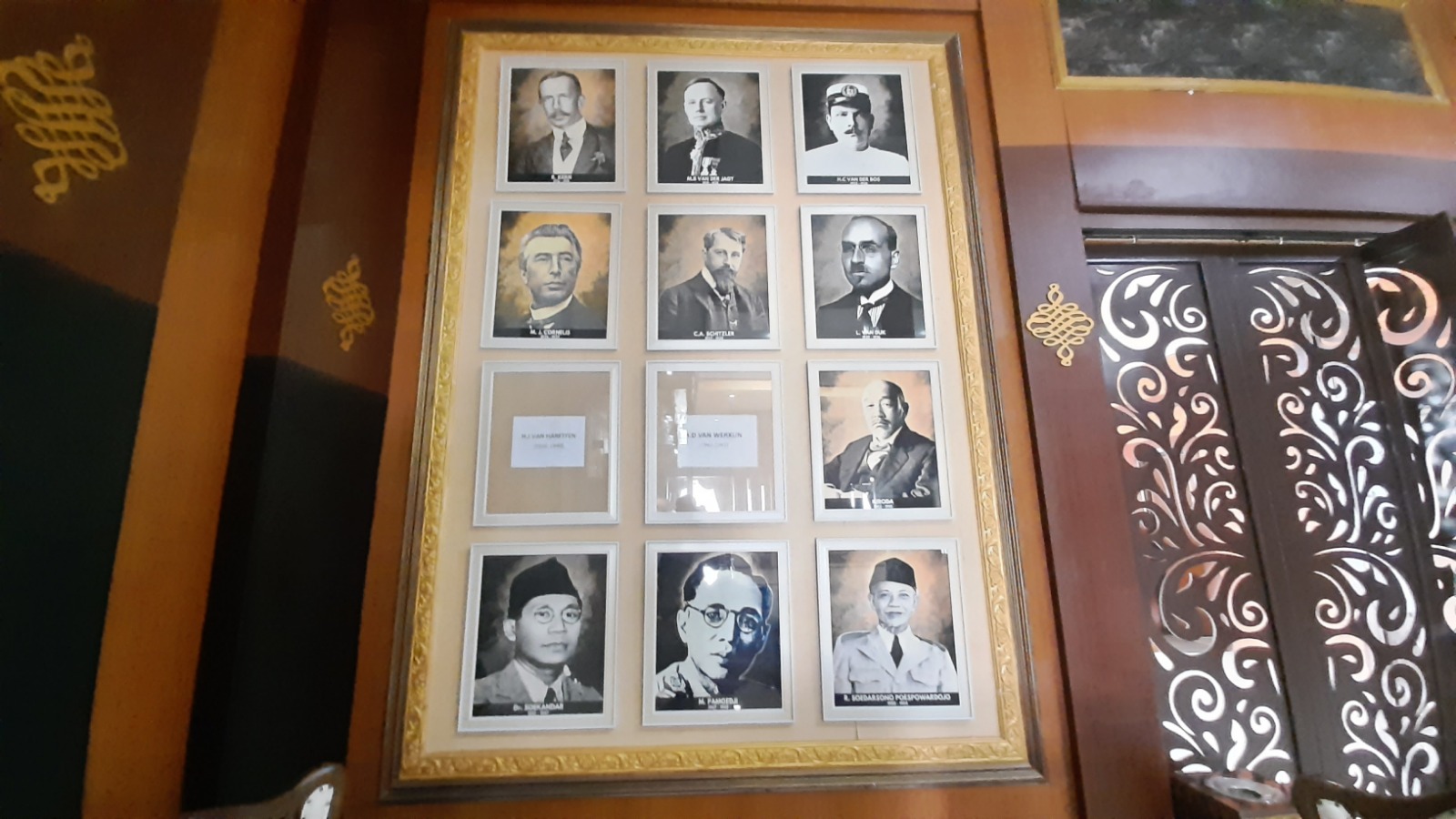 DARI MASA KE MASA: Deretan foto Wali Kota Mojokerto dari masa kolonial, pendudukan Jepang, hingga kemerdekaan RI yang dipajang di Balai Kota Mojokerto. (foto: Rizal Amrulloh/JPRM)