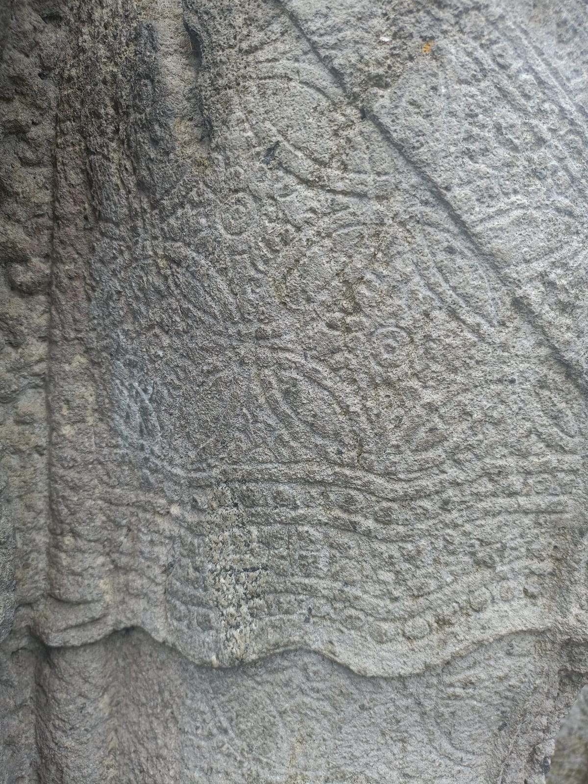 HIASAN: Wujud motif kawung pada busana arca Dwarapala yang berada di kompleks Candi Penataran, Kabupaten Blitar. (foto: istimewa)