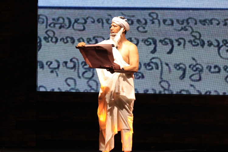 MENYELAMI SEJARAH: Aksi pembacaan Kitab Negarakertagama dalam acara Wilwatikta Acarita di Lapangan Raden Wijaya, Kota Mojokerto, Minggu (17/11) malam. (foto: Sofan Kurniawan/JPRM)