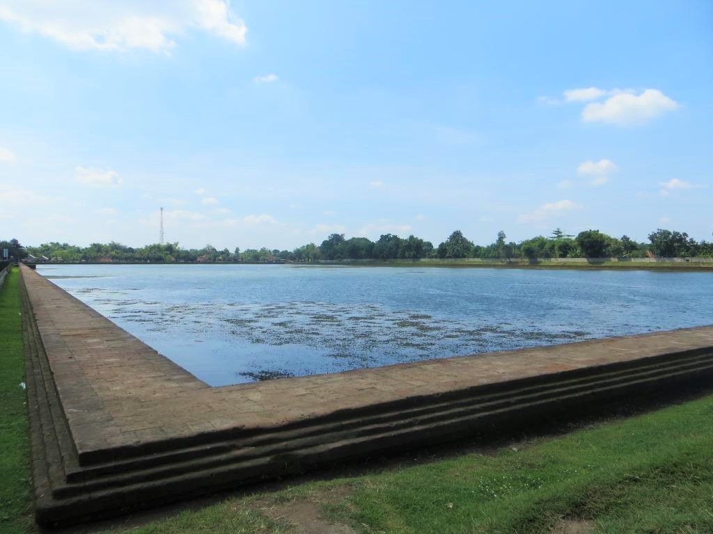 BERSEJARAH: Kolam Segaran di Dusun Unggahan, Desa/Kecamatan Trowulan, sebagai pengendali banjir sekaligus sumber irigasi. (foto: Kembidikbud)