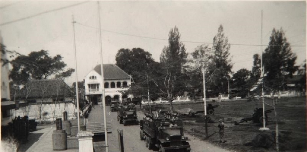 DUDUKI WILAYAH: Pasukan Belanda saat kembali menguasai wilayah Kota Mojokerto pada tahun 1947. (foto : ayuhanafiq for Radar Majapahit)