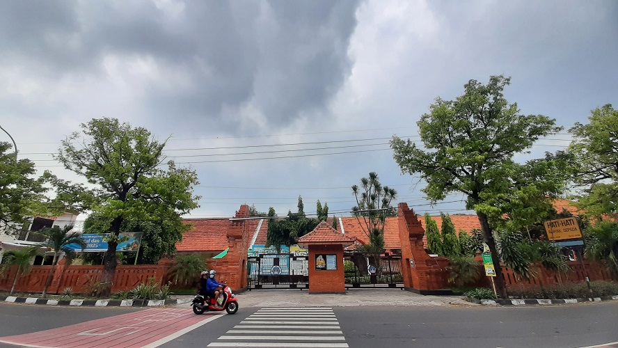 EKSISTENSI: SMA Negeri 1 Puri di Jalan Jayanegara, Desa Banjaragung, Kecamatan Puri, Kabupaten Mojokerto, menjadi SMA pertama di Mojokerto. (foto: Rizal Amrulloh/JPRM)