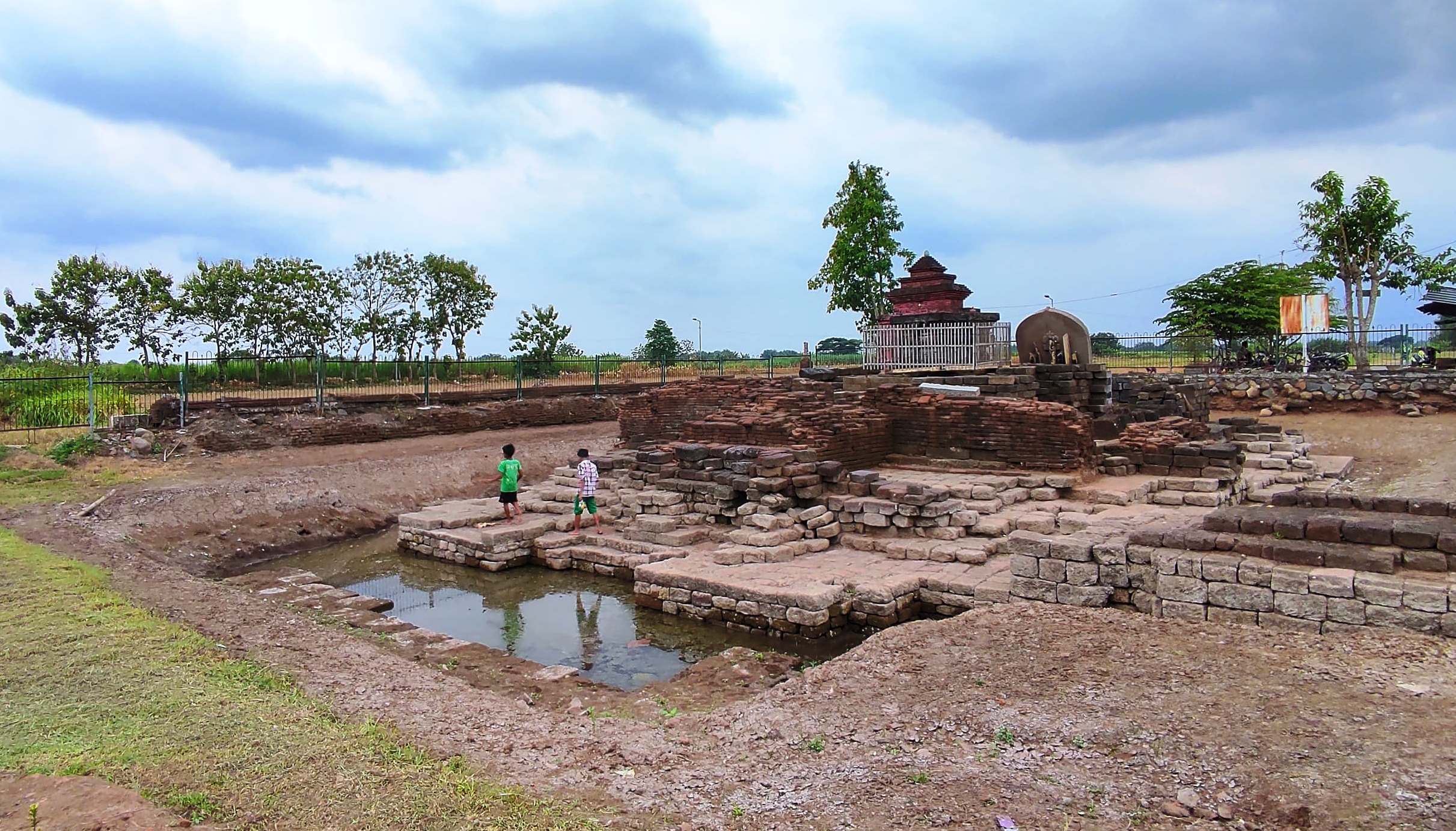 TINGGALAN ARKEOLOGIS: Pemkab Mojokerto ancang-ancang menggelar kajian lanjutan terhadap Situs Bhre Kahuripan, Desa Klinterejo, Kecamatan Sooko, tahun ini. (foto: Martda Vadetya/JPRM)