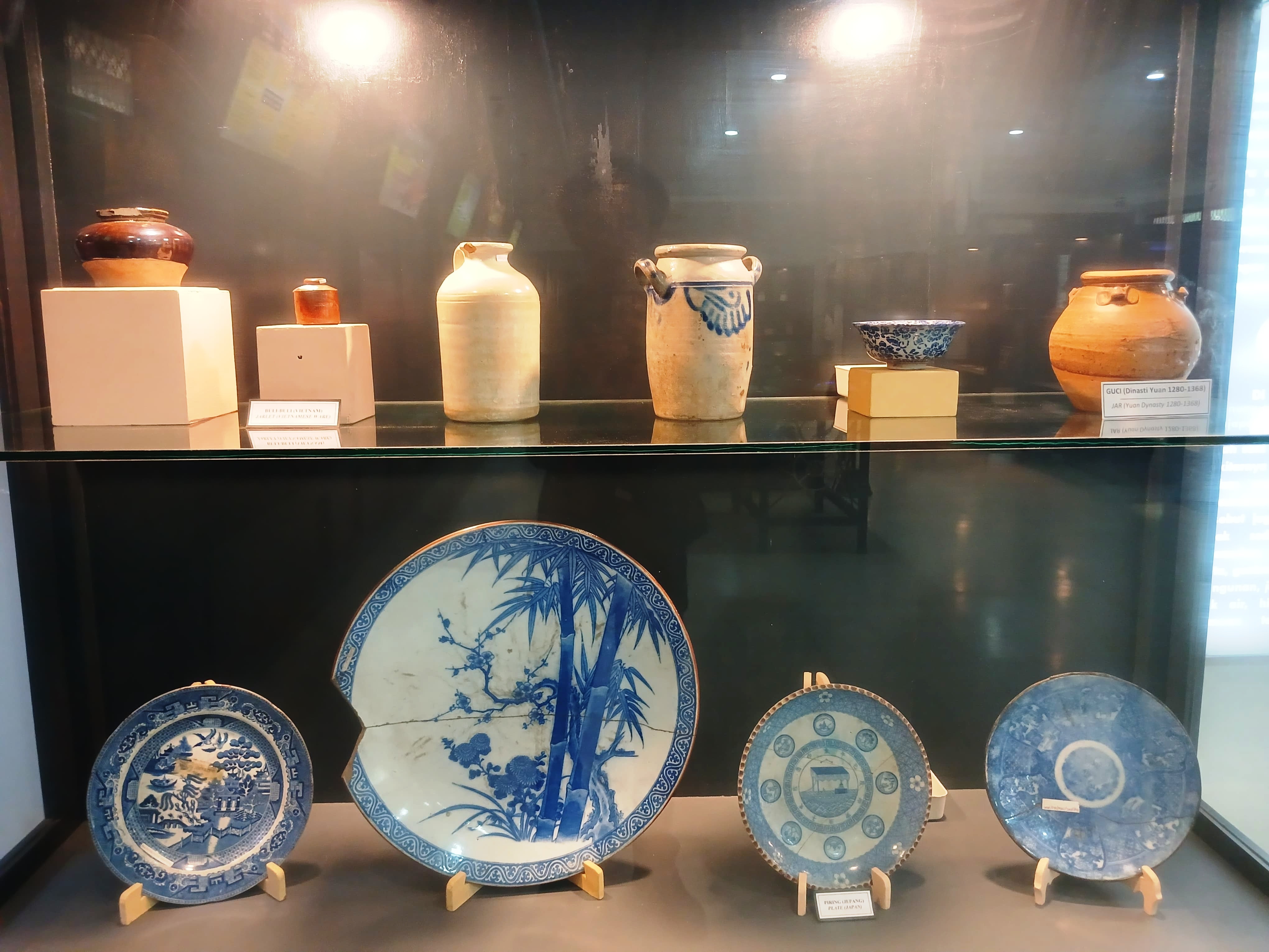 HASIL IMPOR: Barang-barang keramik koleksi Museum PIM dari masa Majapahit yang merupakan hasil impor dari Tiongkok. (foto: Yulianto Adi Nugroho/JPRM)