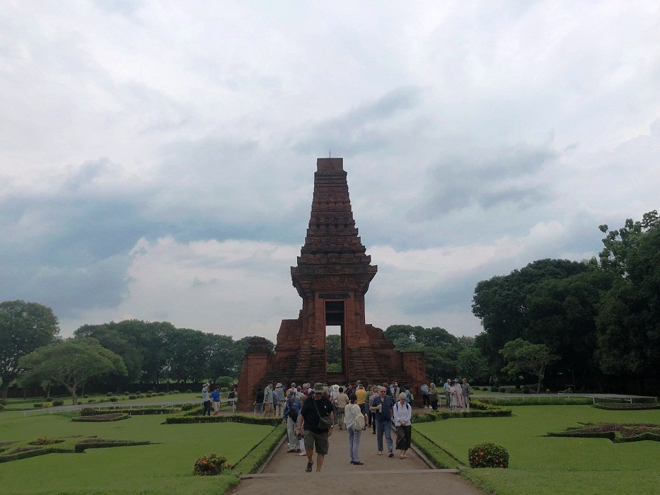 WARISAN BUDAYA: Ratusan turis asing dari berbagai negara kembali mengunjungi destinasi wisata sejarah peninggalan Kerajaan Majapahit di Kecamtan Trowulan tahun lalu. (foto: Khudori/JPRM)