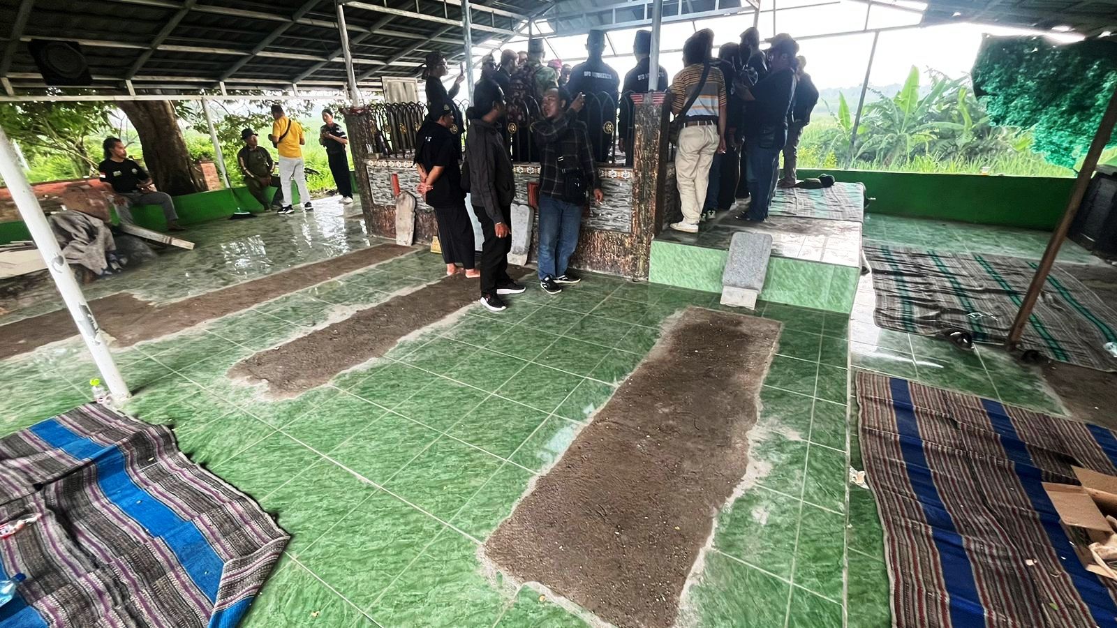 PICU KONTROVERSI: Belasan makam palsu di komplek makam Mbah Sugo, Dusun Bendo, Desa Kumitir, Kecamatan Jatirejo, telah dibongkar warga, Senin (13/1). (foto: Martda Vadetya/JPRM)