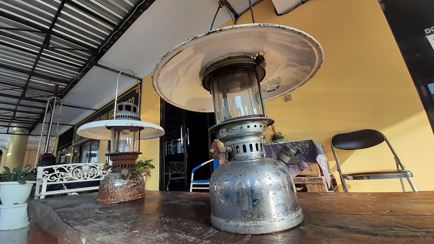 BERBAHAN BAKAR MINYAK: Lampu petromax yang dulu menjadi alat penerangan sebelum listrik masuk di wilayah Mojokerto. (Foto: Rizal Amrulloh/JPRM)