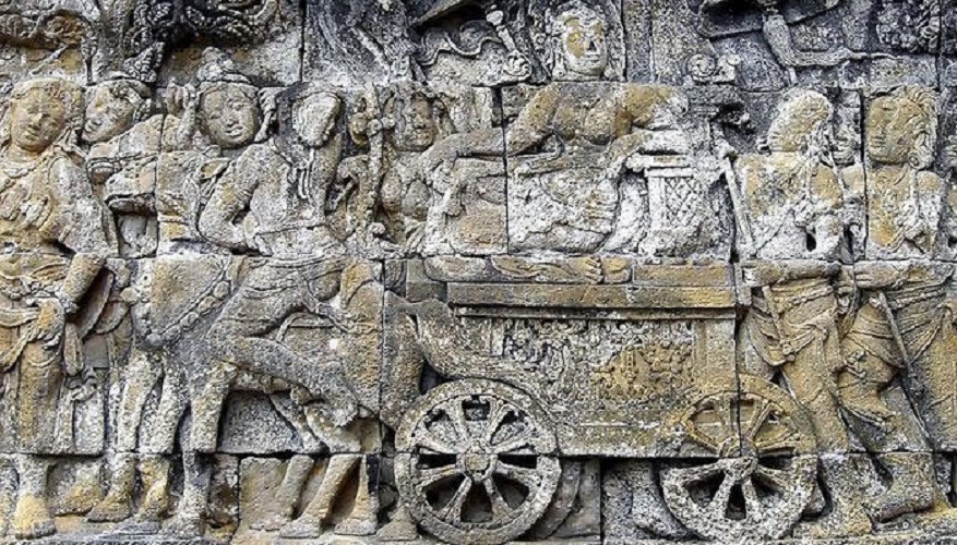 TENAGA HEWAN: Relief Lalitavistara di dinding Candi Borobudur, Magelang, menunjukkan ibunda Sidharta Gautama, Ratu Maya, menaiki kereta kuda. (foto: dok.JPRM)