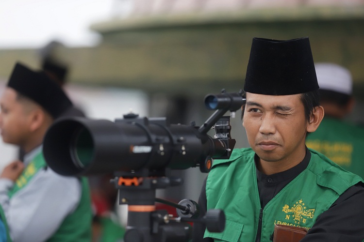 PENGAMATAN: Petugas Rukyatul Hilal mengamati munculnya bulan di ufuk barat di atas masjid Darusalam, Desa Gemekan, Kecamatan Sooko, Kabupaten Mojokerto, beberapa waktu lalu. (foto: Sofan Kurniawan)