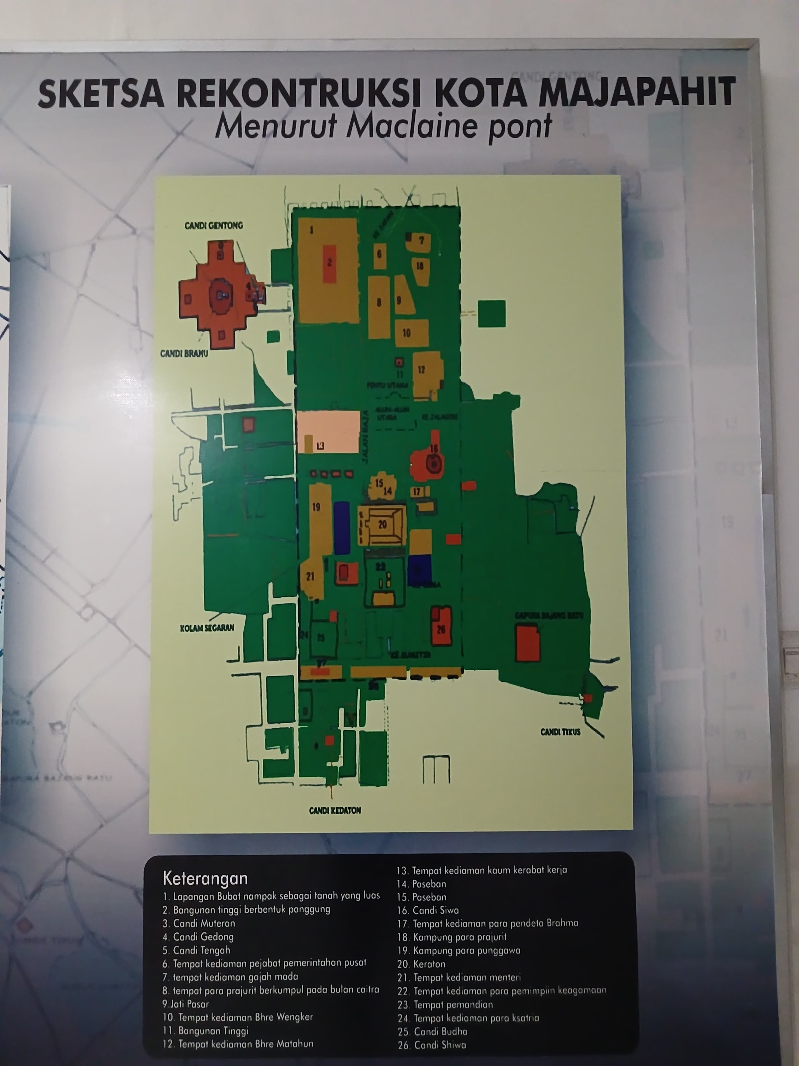 TATA KOTA: Sketsa ibu kota Kerajaan Majapahit menurut arsitek Maclaine Pont yang menunjukkan letak lapangan Bubat koleksi Museum PIM, Trowulan. (foto: JPRM)