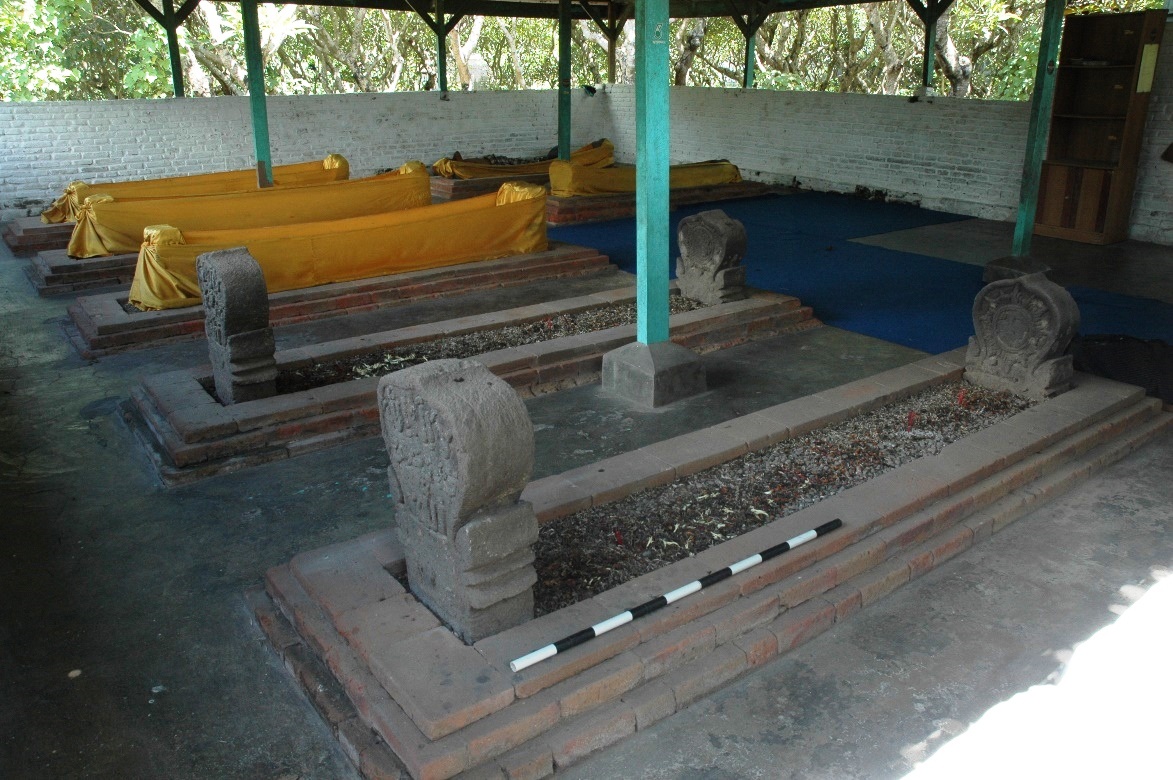 KUNO: Nisan di Situs Makam Tujuh Troloyo berpahat lafal tauhid dan bergambar surya dari masa Majapahit. (foto: Dok. BPK Wilayah XI)