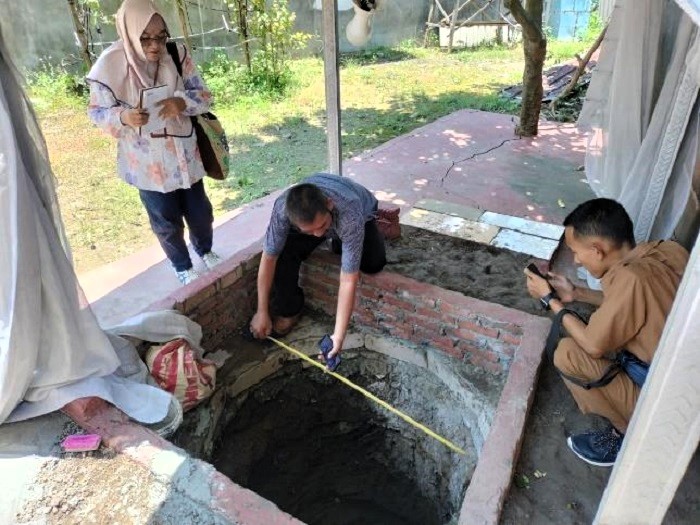 KROSCEK: Arkeolog BPK Wilayah XI Jatim dan TACB Disbudporapar Kabupaten Mojokerto mengidentifikasi temuan bata kuno di Desa Canggu, Kecamatan Jetis. (foto: Disbudporapar Kabupaten Mojokerto)