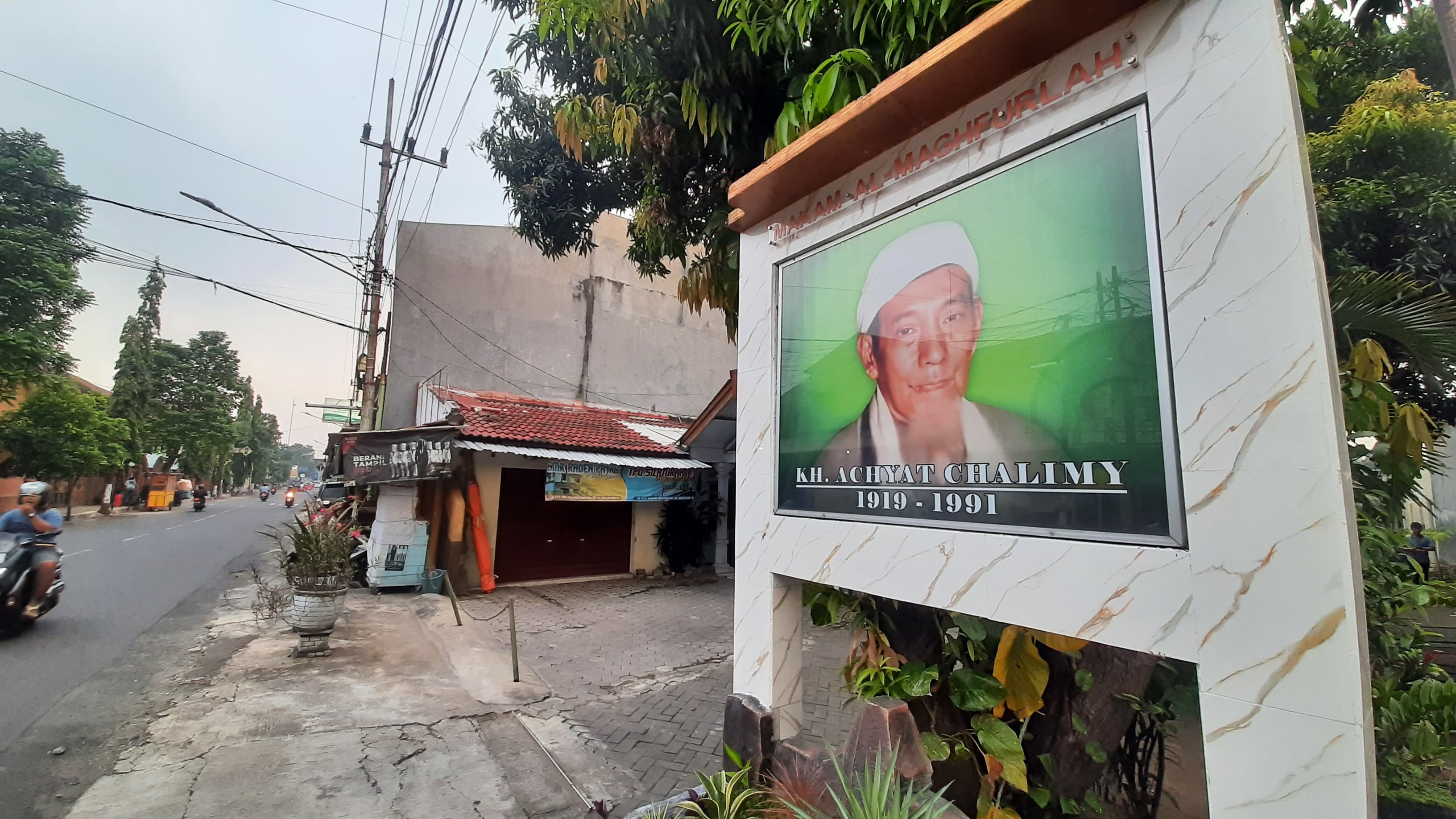 PEMRAKARSA: Kiai Achyat Chalimy atau Abah Yat yang menjadi salah satu tokoh yang semasa muda menginisiasi pendirian GP Ansor Mojokerto pada 1934. (foto: Rizal Amrulloh)