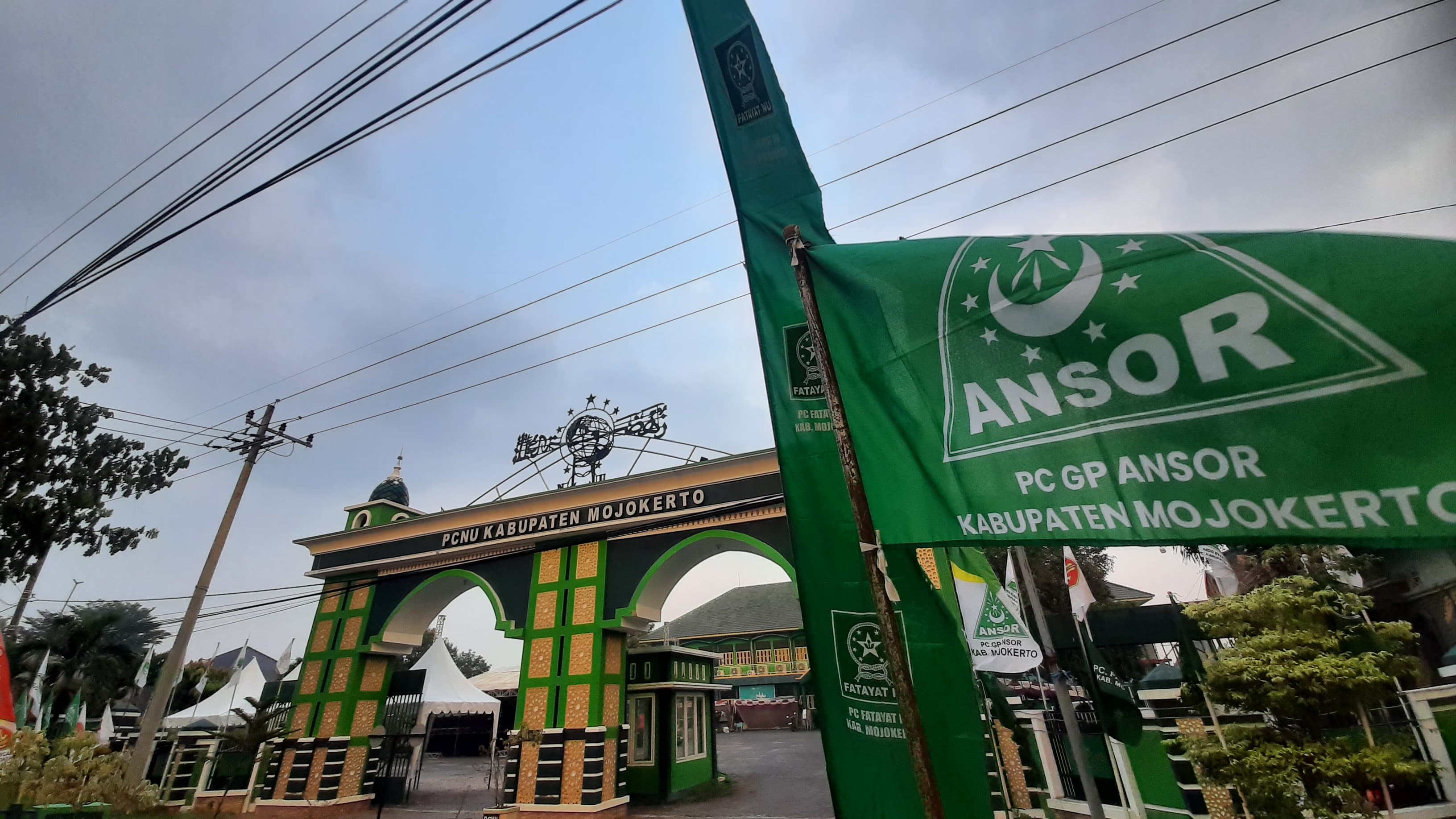 KEPEMUDAAN: Peringatan Harlah ke-91 GP Ansor yang dilaksanakan di halaman Kantor PC NU Kabupaten Mojokerto, Kamis (24/4). (foto: Rizal Amrulloh)