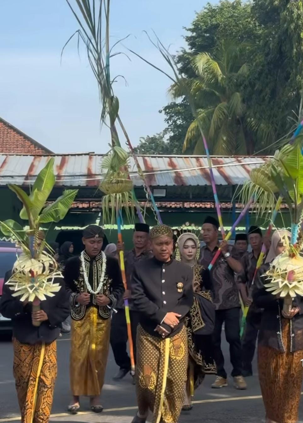 SAKRAL: Tradisi manten tebu yang dilaksanakan di PG Gempolkrep, Kecamatan Gedeg, Kabupaten Mojokerto, Sabtu (3/5). (foto: dok. JPRM)