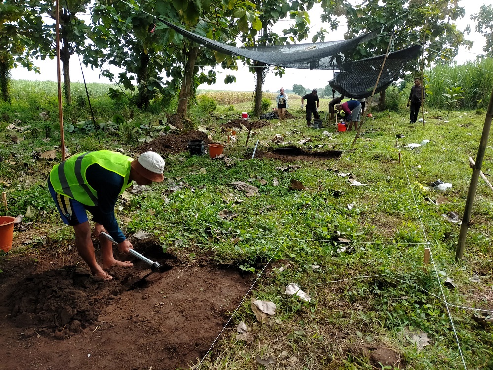 DITELUSURI: Tim ekskavasi mulai melakukan penggalian di kawasan Candi Brahu, Desa Bejijong, Kecamatan Trowulan,  Kamis (15/5).  (foto: Martda Vadetya/JPRM)