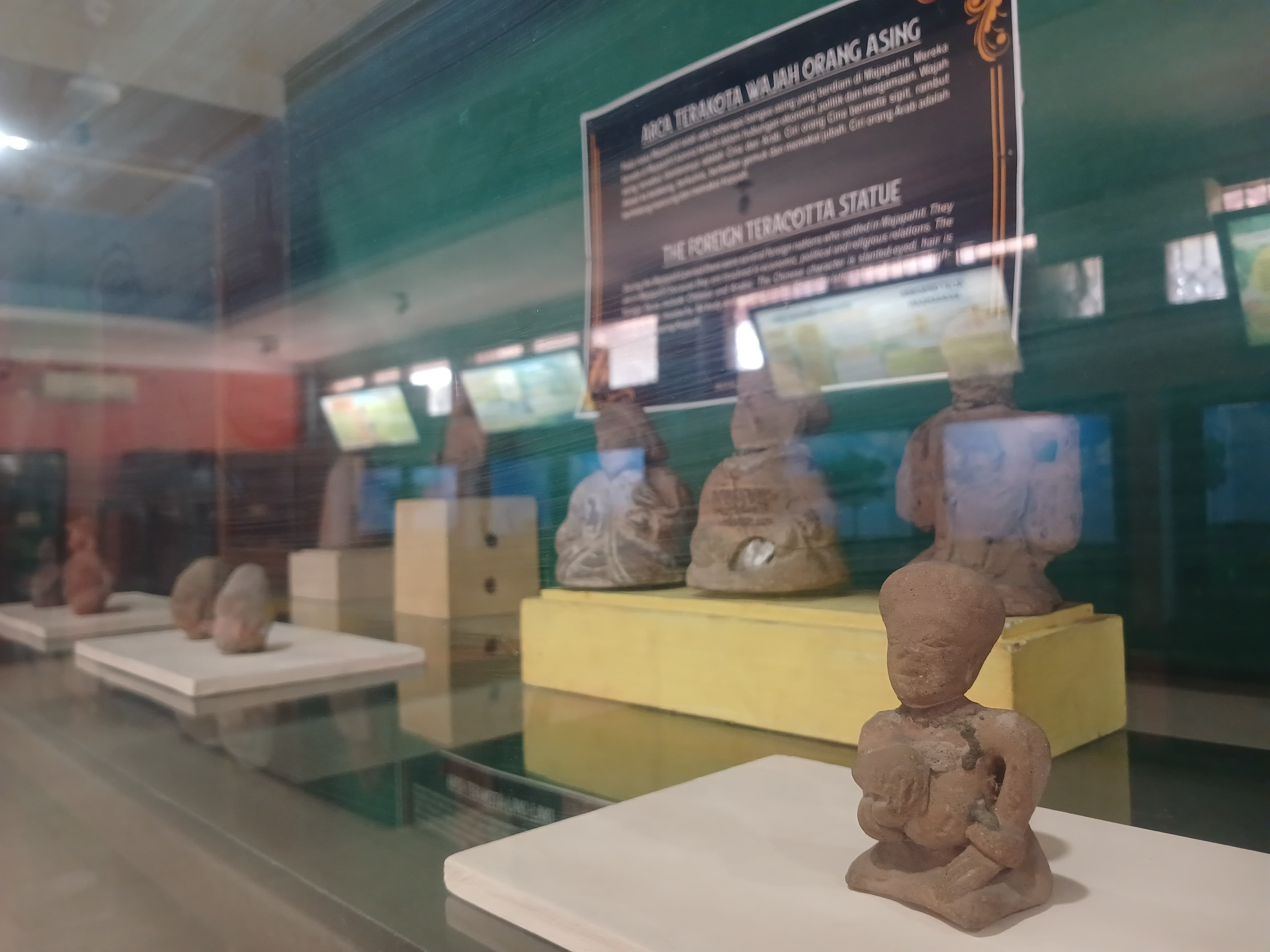 AKSESORI KUNO: Koleksi figurin dengan berbagai bentuk di Museum Pusat Informasi Majapahit (PIM), Trowulan. (foto: dok. JPRM)