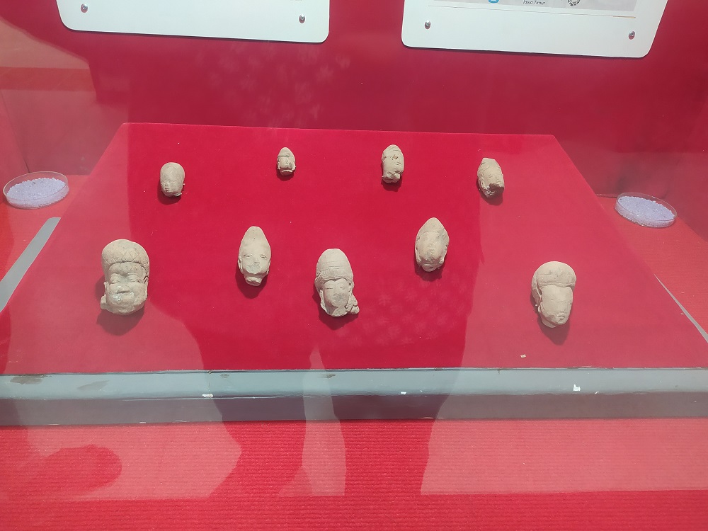BERSEJARAH: Koleksi fragmen figurin berbagai bentuk di Museum Pusat Informasi Majapahit (PIM), Trowulan. (foto: dok.JPRM)