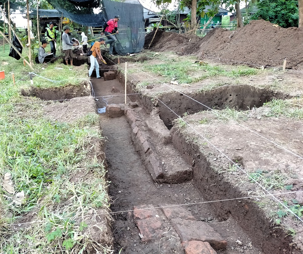 BATA KUNO: Struktur bata kuno di selatan Candi Brahu terlihat setelah diekskavasi tim arkeolog BPK XI. (foto: JPRM)