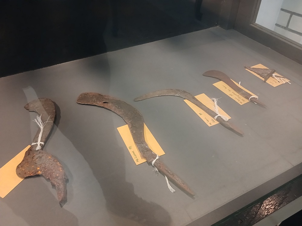 KUNO: Aneka benda berbahan logam dari masa Kerajaan Majapahit koleksi Museum PIM, Trowulan. (foto: JPRM)