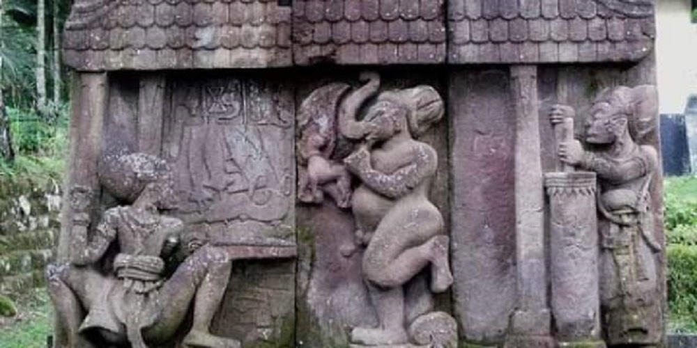 BUKTI SEJARAH: Relief aktivitas pandai besi tradisional di Candi Sukuh, Karanganyar, Jawa Tengah. (foto: JPRM)
