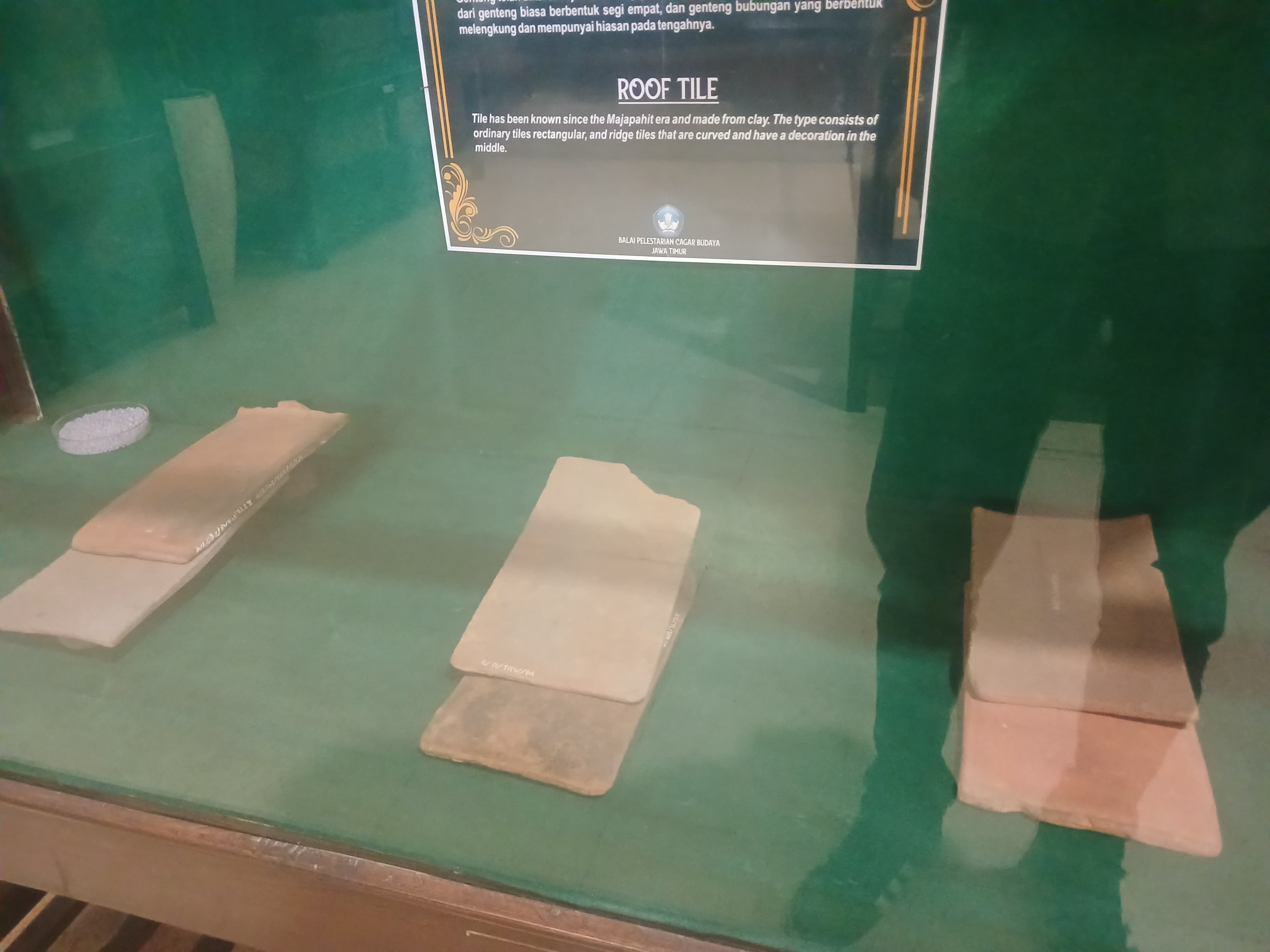 KUNO: Bentuk genting biasa dan genting bubungan peninggalan Kerajaan Majapahit koleksi Museum PIM, Trowulan. (foto: dok. JPRM)