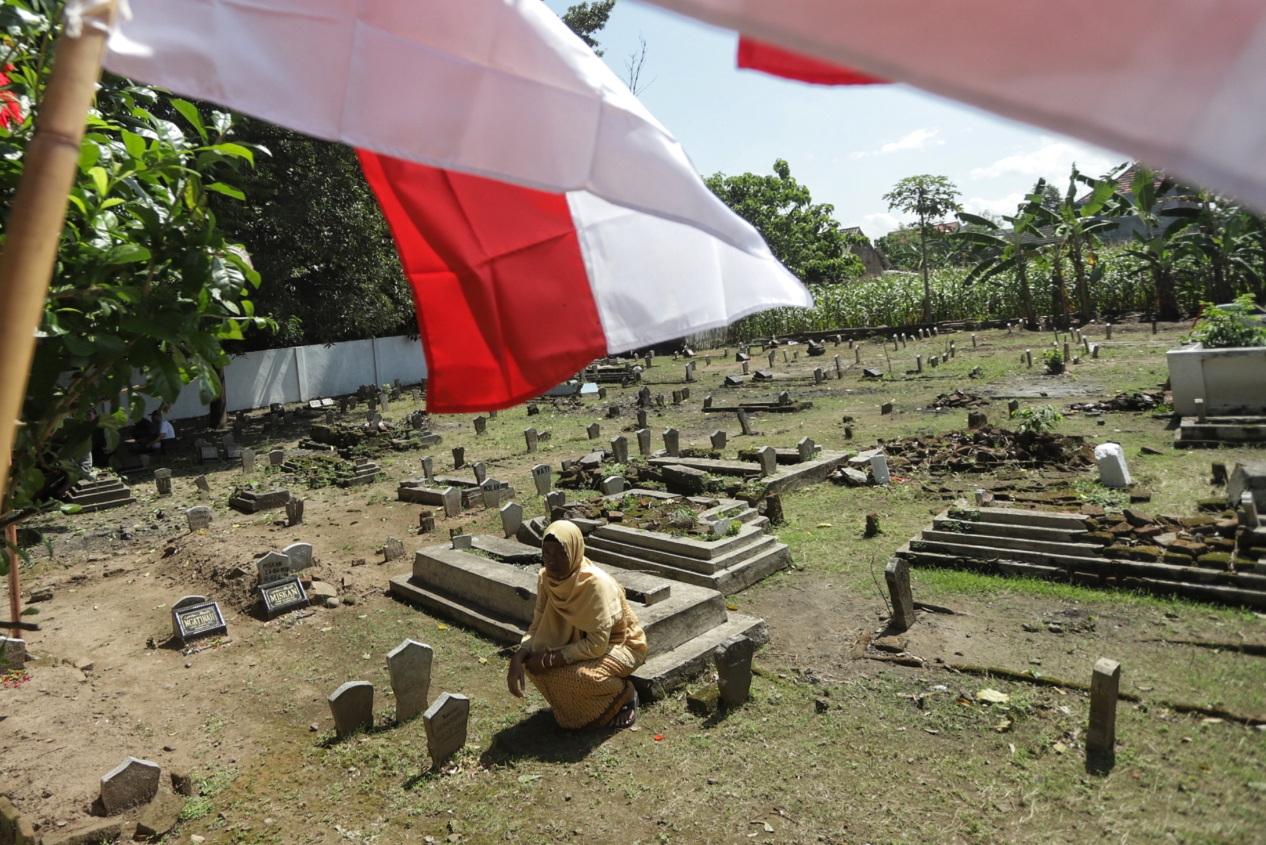 PUSARA: Suasana warga yang sedang ziarah di kompleks pemakaman umum di Kota Mojokerto. Di masa kolonial, kepolisian pernah melakukan ekshumasi terhadap korban dugaan pembunuhan. (foto: dok. JPRM)