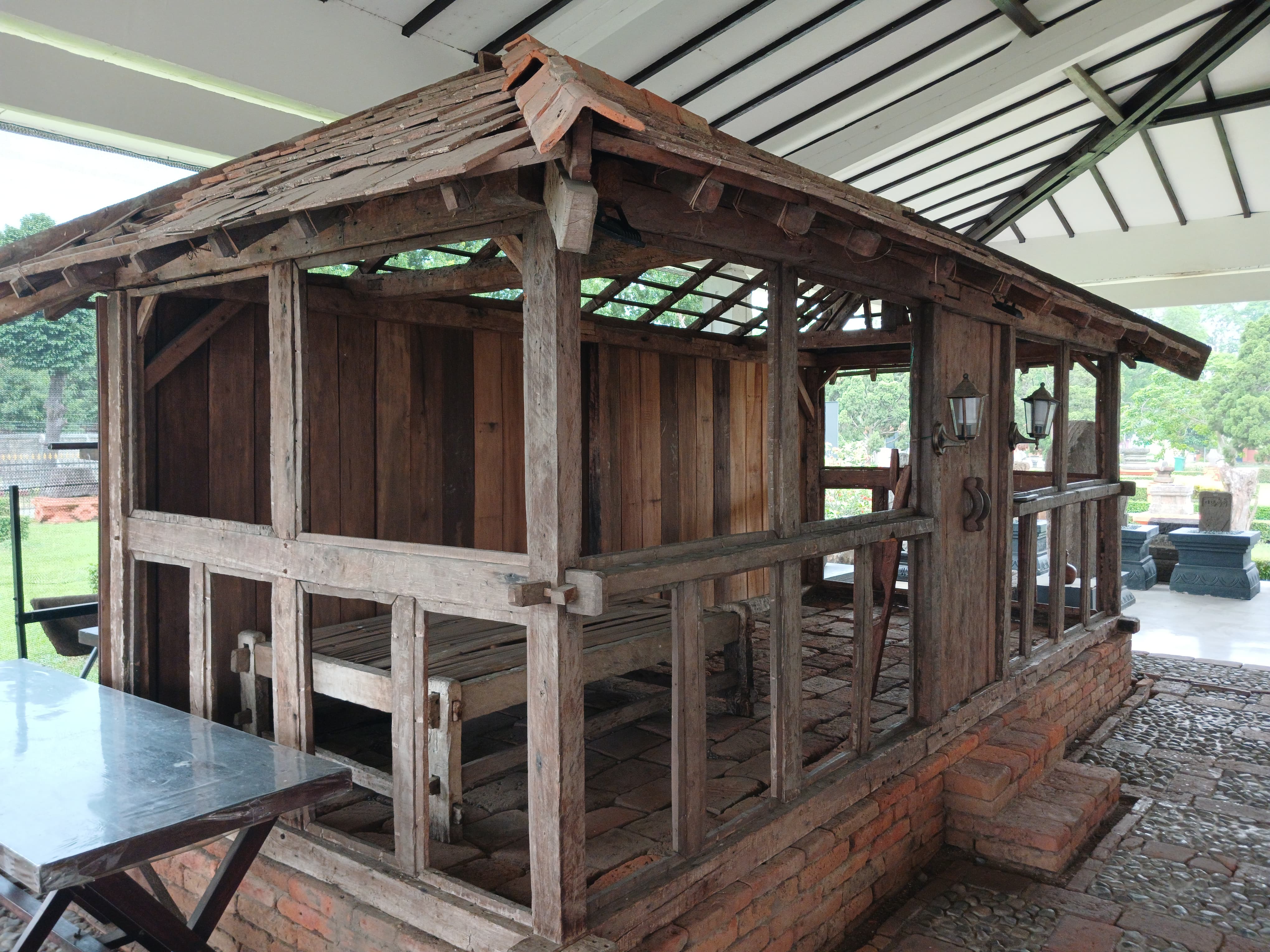 SEDERHANA: Replika rumah rakyat dari masa Kerajaan Majapahit di Museum PIM, Trowulan. (foto: dok. JPRM)