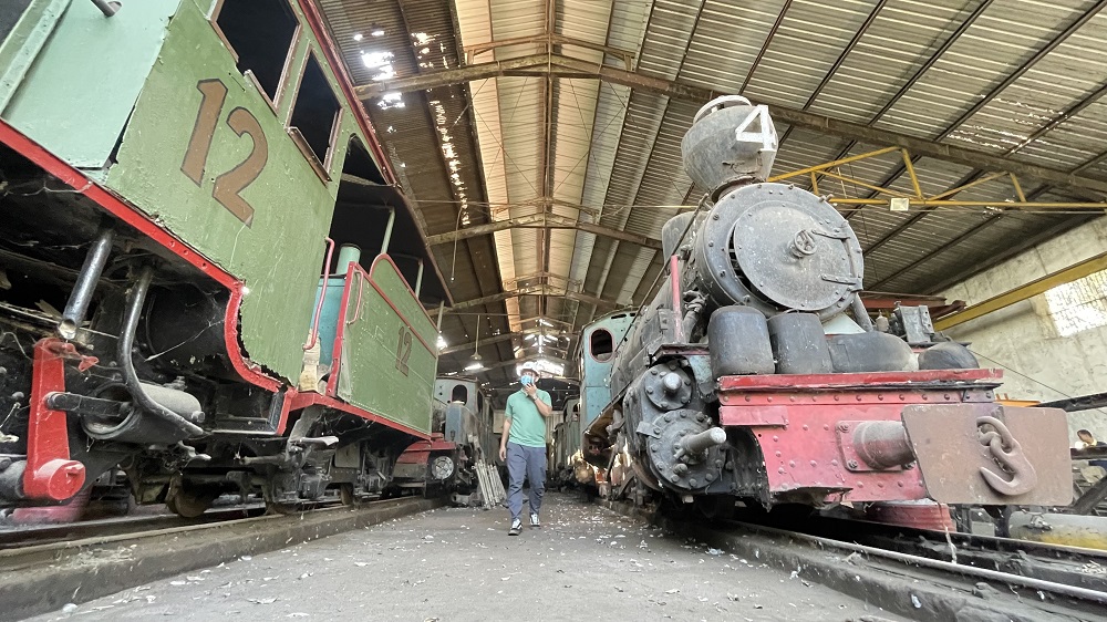 MASIH DIFUNGSIKAN: Lori pengangkut tebu di Pabrik Gula Gempolkrep, Kecamatan Gedeg, Kabupaten Mojokerto, masih dioperasionalkan untuk mengangkut tebu ke stasiun penggilingan. (foto: dok. JPRM)