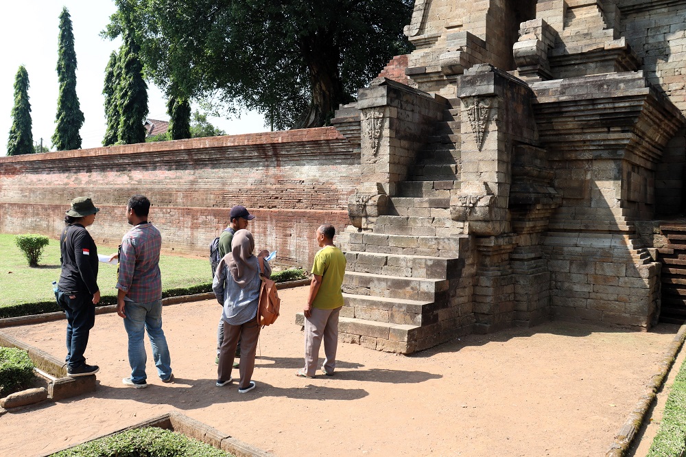 DIOBSERVASI: TACB Disbudporapar Kabupaten Mojokerto mengkaji situs Candi Jedong di Desa Wotanmas Jedong, Kecamatan Ngoro, beberapa waktu lalu. (foto: dok. JPRM)