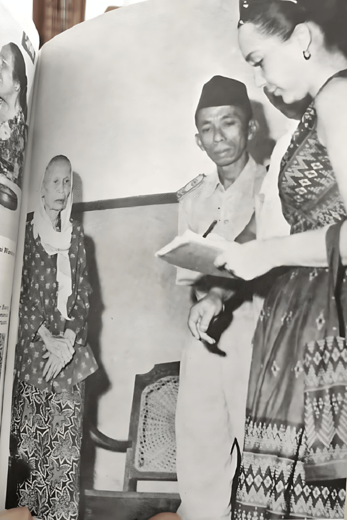 TELUSURI SEJARAH: Foto Cindy Adams saat melakukan kunjungan ke Ploso, Jombang dan Kota Mojokerto untuk menulis otobiografi Soekarno. (foto: koleksi Disperpusip Jatim)