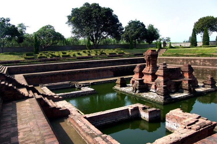 Candi seringkali hanya dipandang sebagai bangunan kuno peninggalan sejarah.  sumber foto: pinterest