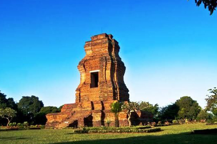 Di tengah hamparan sawah dan desa-desa tenang di kawasan Trowulan, Kabupaten Mojokerto, berdirilah sebuah bangunan kuno yang memendam kisah misterius dari masa lampau, sumber foto: pinterest