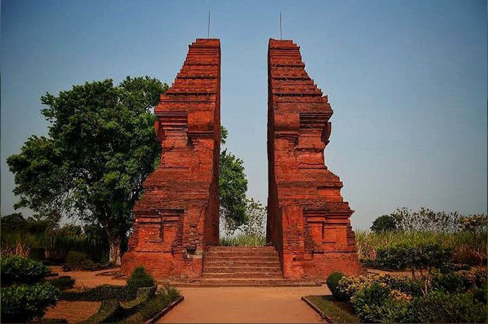 Di Tengah perkampungan Trowulan, Mojokerto, berdiri kokoh sebuah bangunan bata merah yang memancarkan aura kejayaan masa silam. sumber foto: pinterest