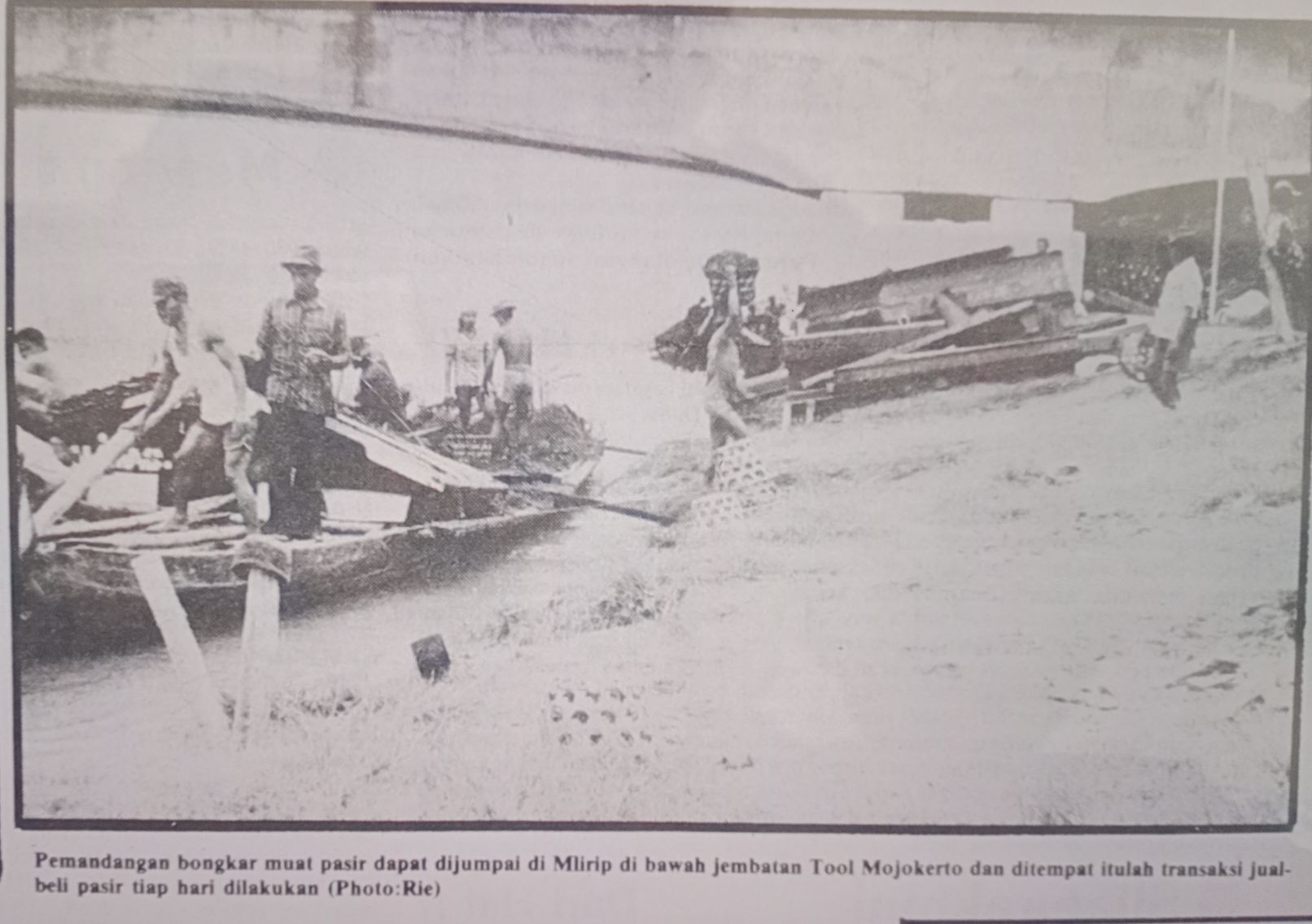 POTENSI EKONOMI: Perahu penambang mengangkut pasir dari Sungai Brantas untuk dibongkar di kawasan Mlirip, Kecamatan Jetis, Kabupaten Mojokerto. (foto: dok. JPRM)
