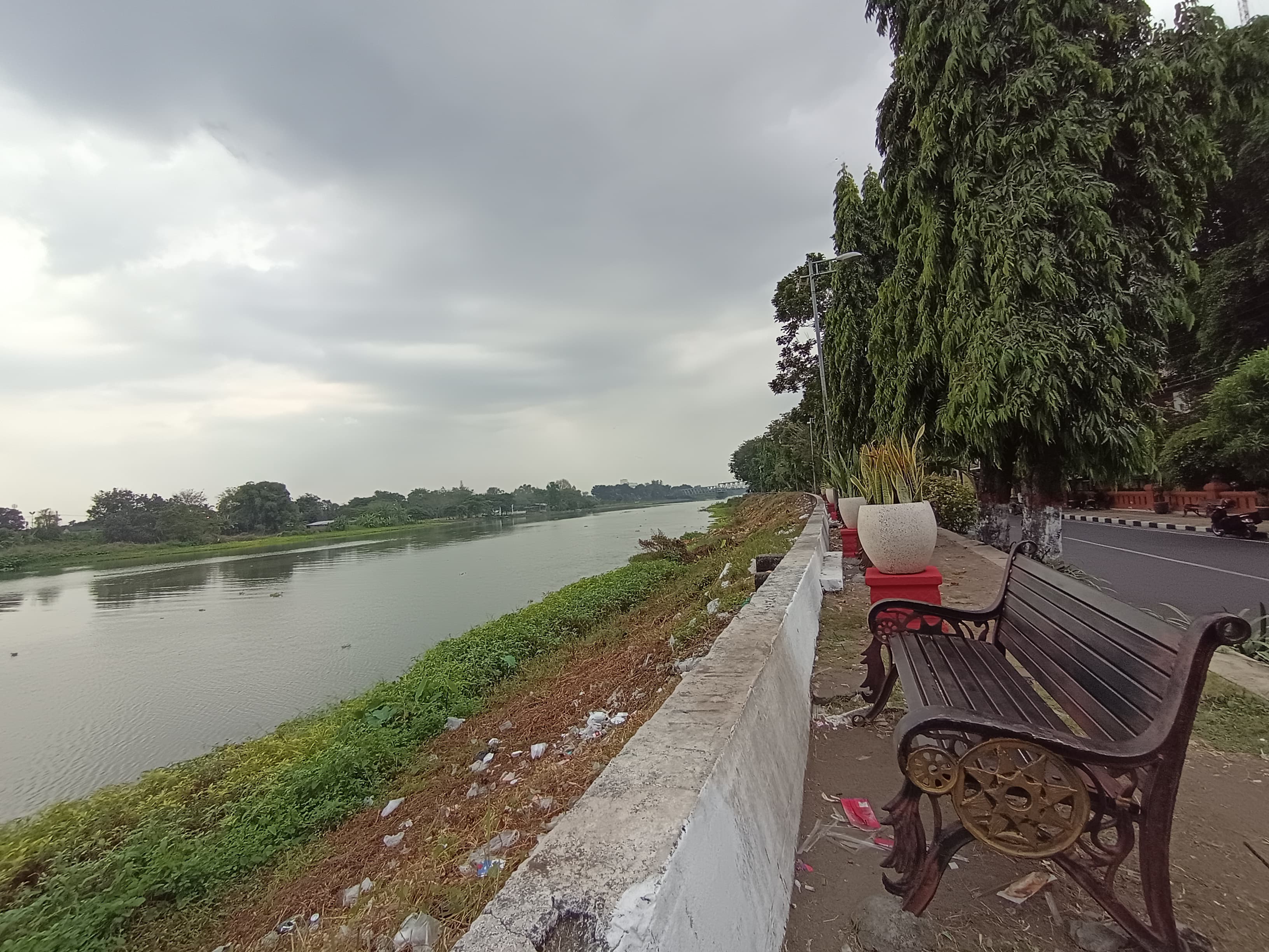 SUMBER DAYA ALAM: Aliran Sungai Brantas yang membelah wilayah Kota dan Kabupaten Mojokerto menyimpan potensi alam berupa pasir. (foto: dok. JPRM)