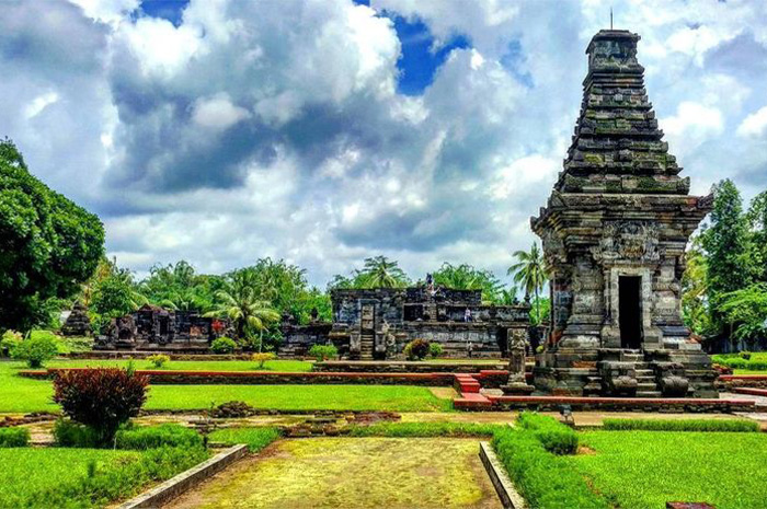 Di kaki Gunung Kelud, di antara hamparan sawah dan pepohonan yang rimbun, berdiri sebuah kompleks candi yang memancarkan keagungan masa lalu, yaitu Candi Penataran. sumber foto: pinterets