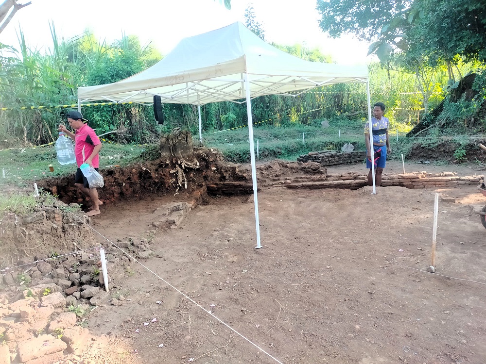 DITELUSURI: Tim ekskavasi saat menggali area struktur mandala di Situs Klinterejo, Desa Klinterejo, Kecamatan Sooko. (foto: JPRM)