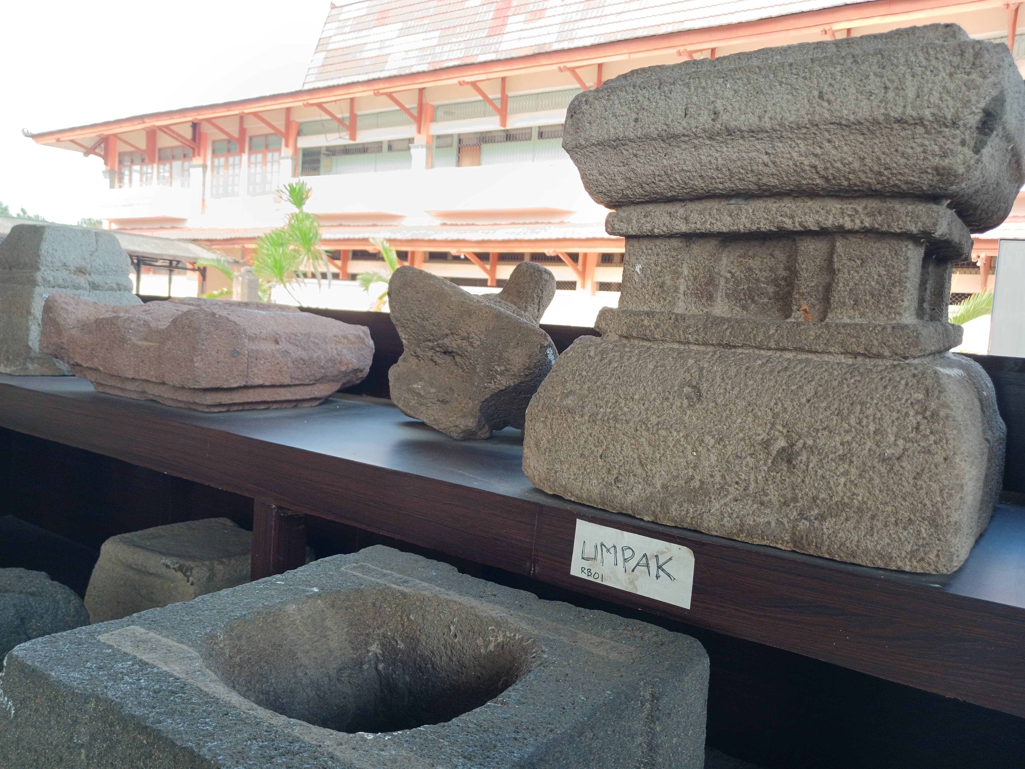 KUAT: Umpak alias penyangga tiang kayu rumah koleksi Museum Majapahit, Desa/Kecamatan Trowulan, Kabupaten Mojokerto. (foto: Yulianto Adi Nugroho)