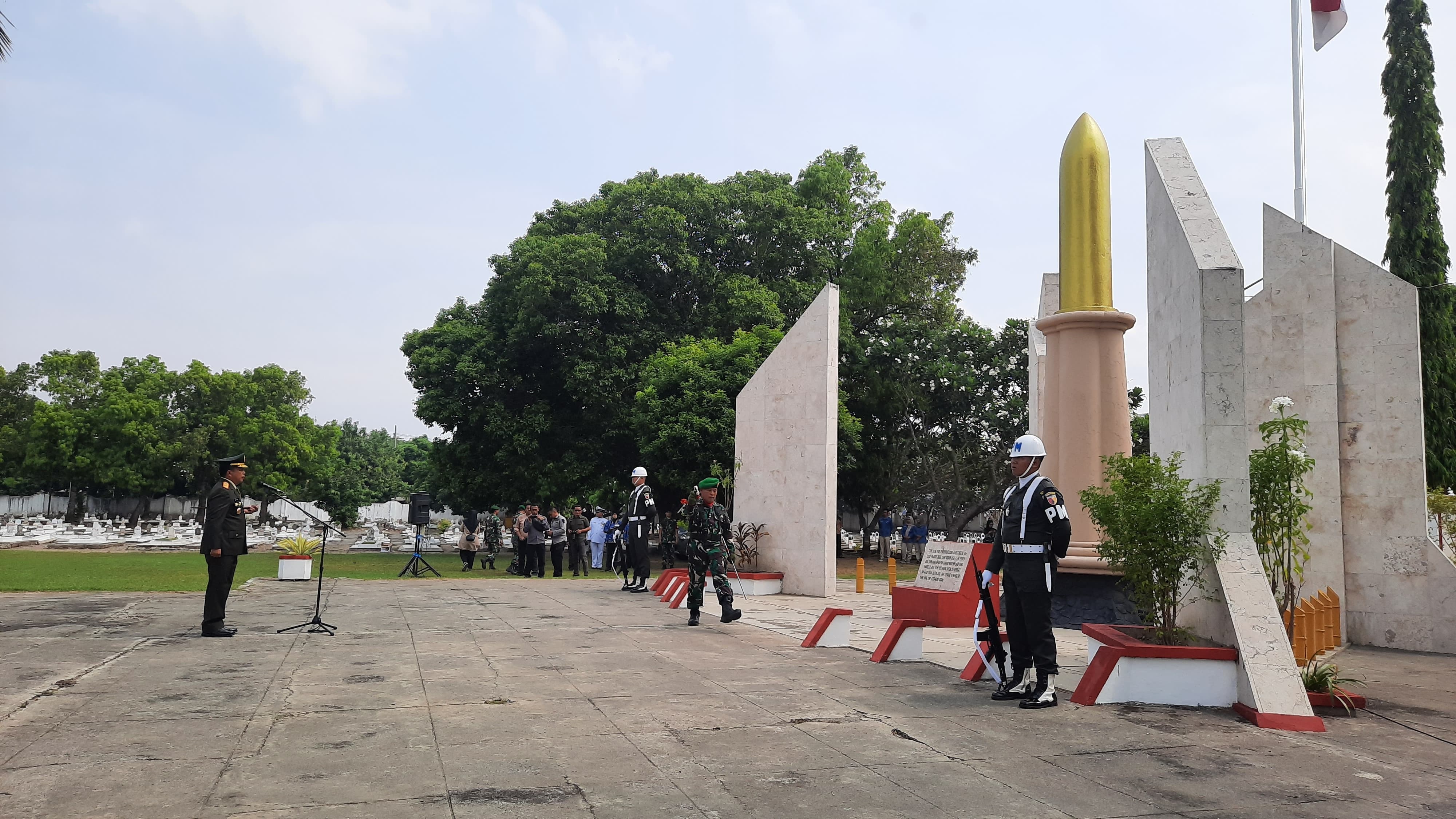 TETENGER: Monumen tugu peluru yang berada di kompleks Taman Makam Pahlawan (TMP) Gajah Mada, Kota Mojokerto. (foto: dok. JPRM)