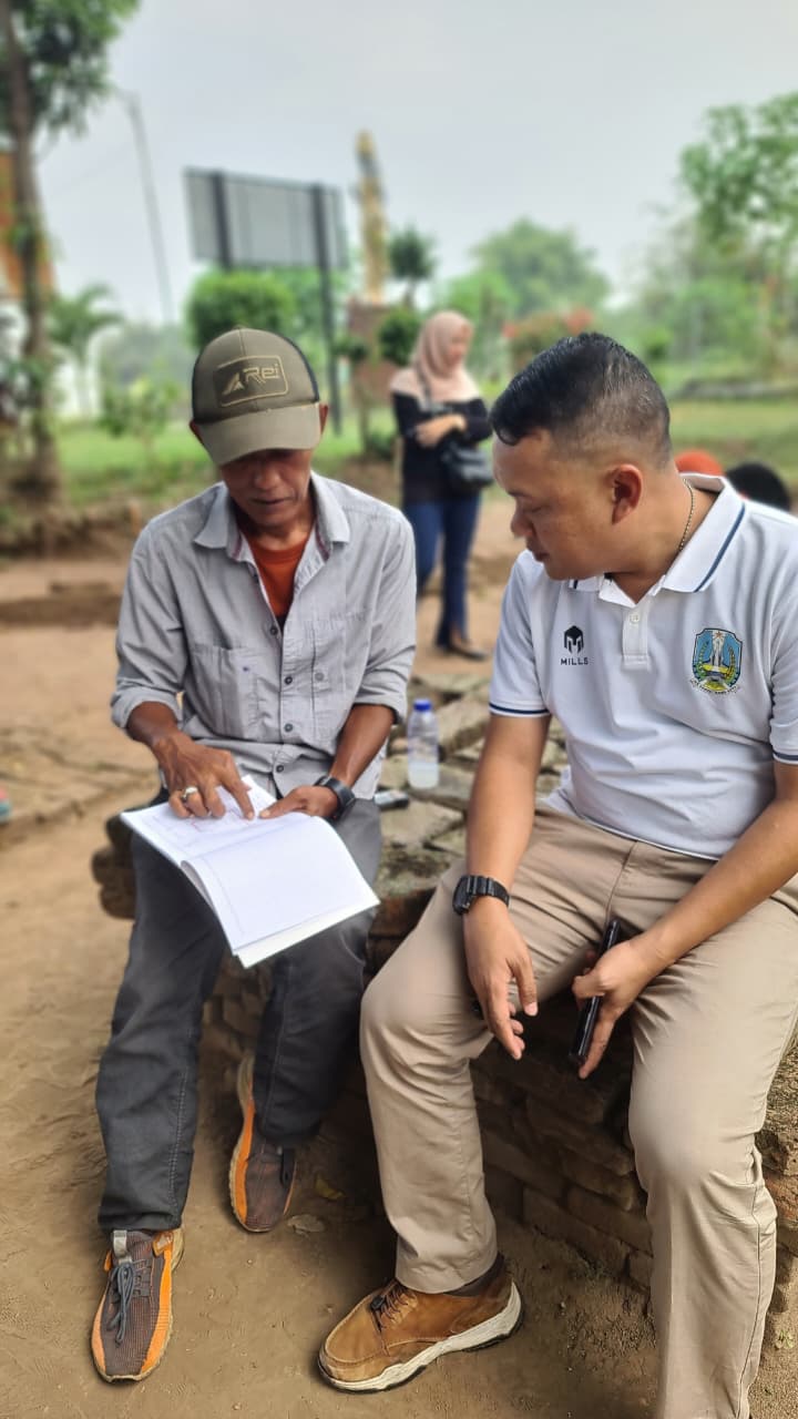 LENGKAPI DATA: Arkeolog BPK Wilayah XI menyampaikan hasil ekskavasi lanjutan Situs Bhre Kahuripan pada Kepala Disbudporapar Kabupaten Mojokerto Norman Handhito, Jumat (15/8). (foto: Martda vadetya)