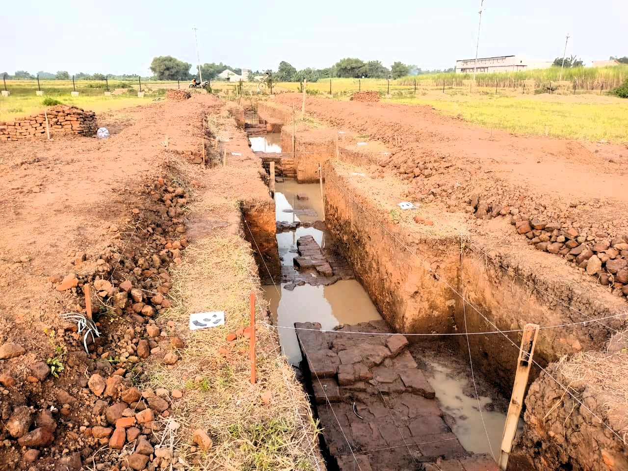 TANPA CUNGKUP: Struktur pagar selatan Situs Bhre Kahuripan yang rampung menjalani ekskavasi lanjutan pekan lalu dibiarkan terbuka tanpa cungkup. (foto: dok. JPRM)
