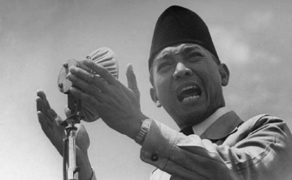 Presiden RI pertama Soekarno saat berpidato. (foto: Ilustrasi)