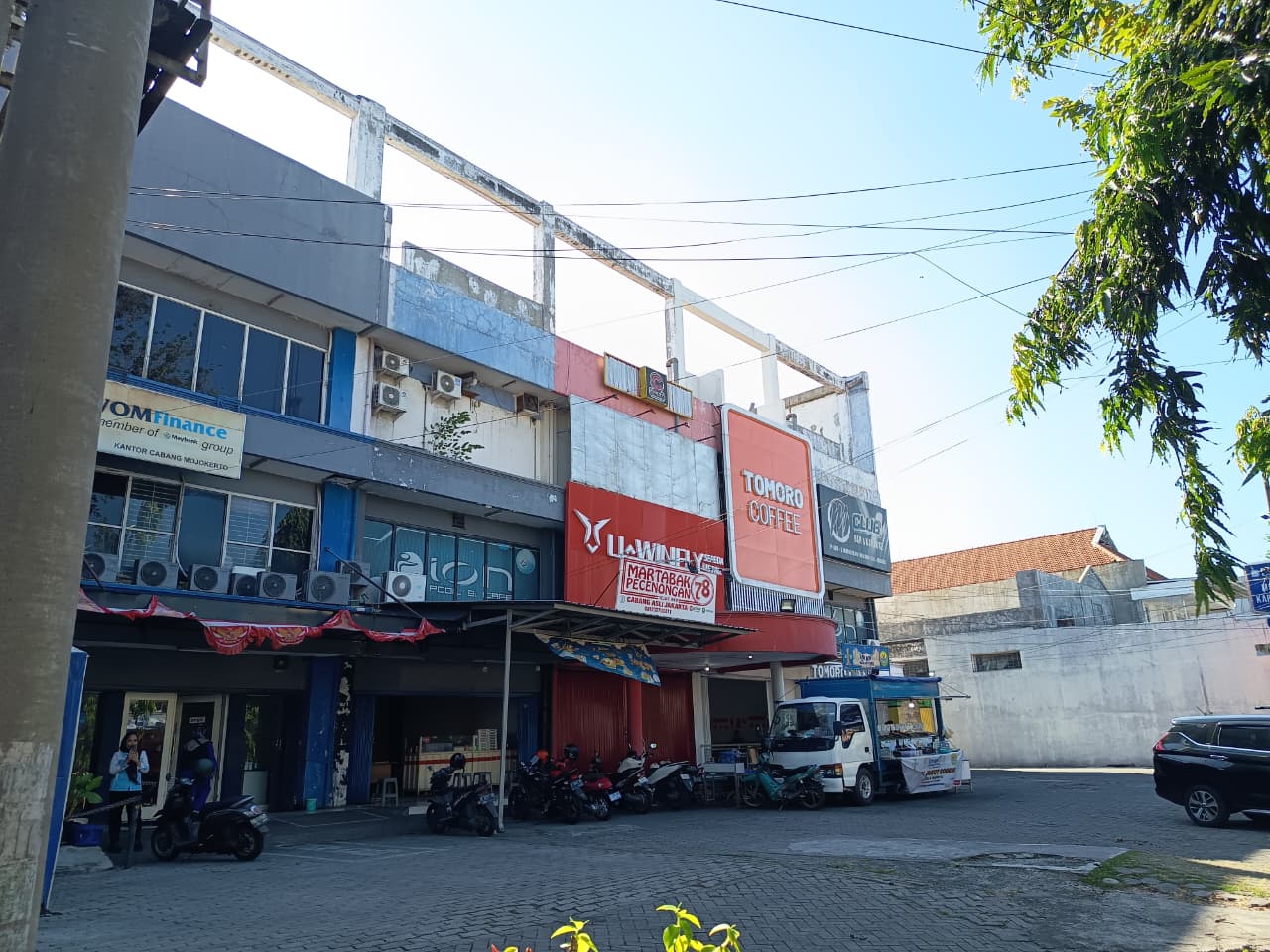 SHOPPING CENTER: Mojo Indah Plaza (MIP) di Jalan Mojopahit, Kota Mojokerto, dulu yang termasuk mengawali perkembangan perbelanjaan modern. (foto: dok. JPRM)