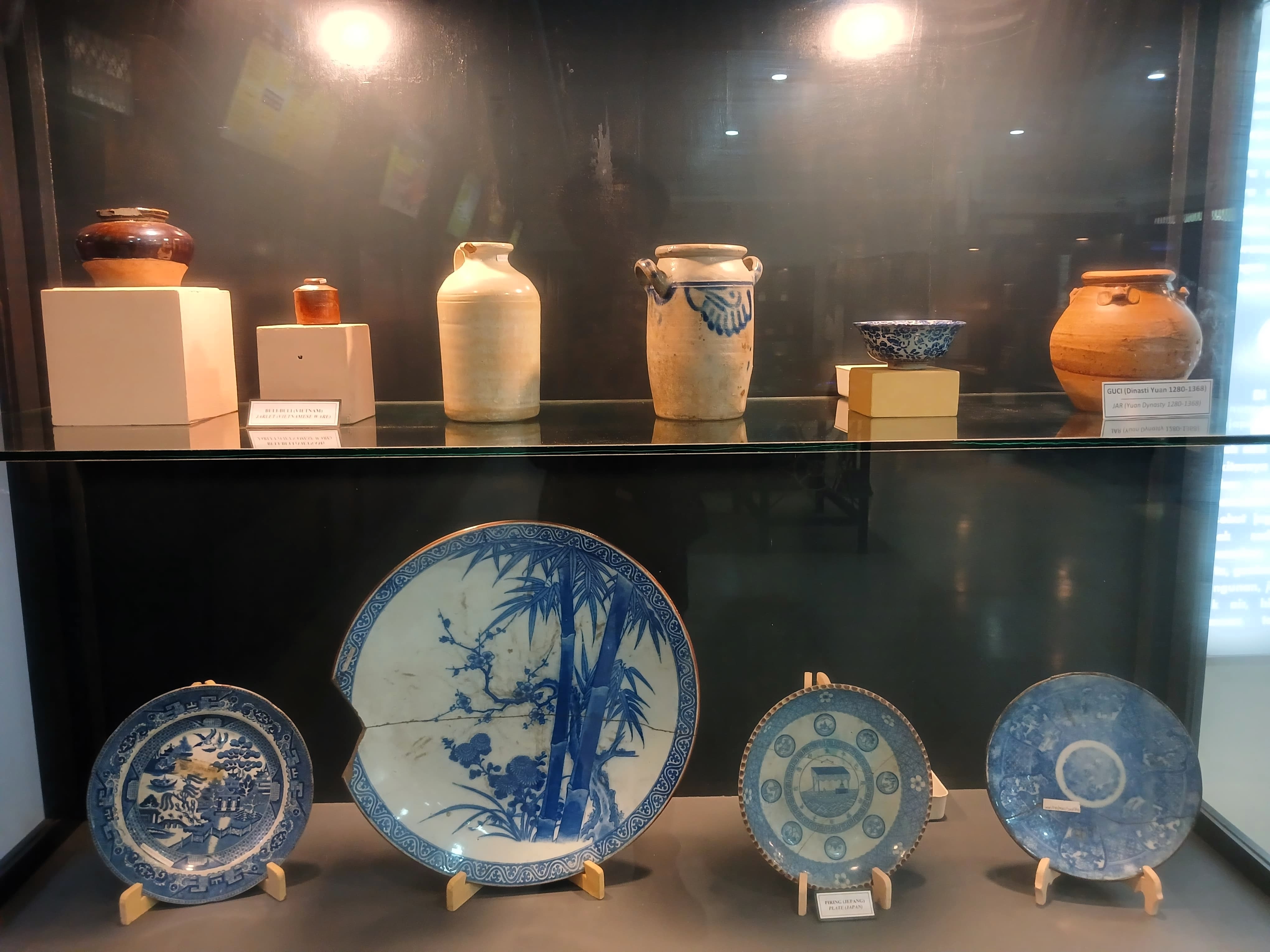 KUNO: Benda-benda berbahan keramik asal Tiongkok dan Thailand dari masa Kerajaan Majapahit koleksi Museum Majapahit di Trowulan. (dok. JPRM)